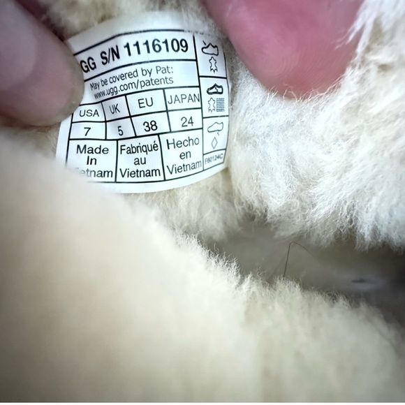UGG Cream Shearling Lined Footwear - Picture 7 of 7